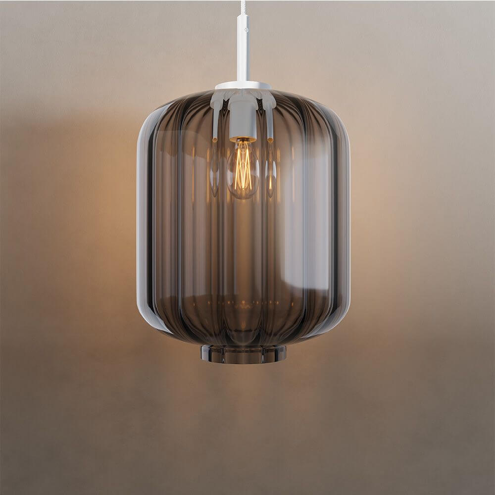 s.luce Velo Pendelleuchte in rauchigem Glas mit stilvollem Design und vertikalem Schliff, ideal für elegantes Ambiente.