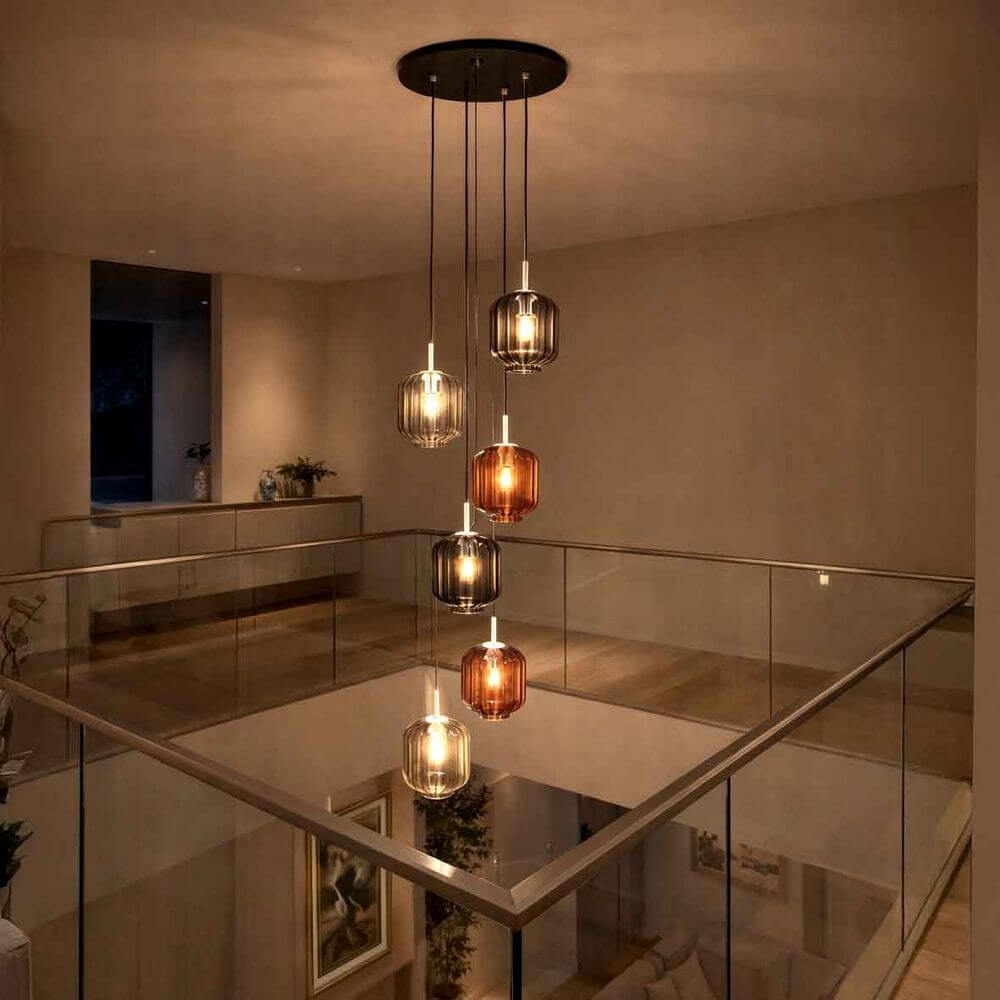 s.luce Velo Galerie-Hängelampe 5-flammig Ø 60cm Baldachin Ø 25cm über modernem Treppenbereich.