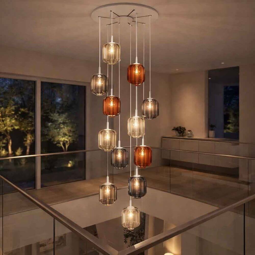 s.luce Velo Galerie-Hängeleuchte 12-flammig Ø 80cm Ø 25cm in stilvollem Raum mit Glas-Pendelleuchten.