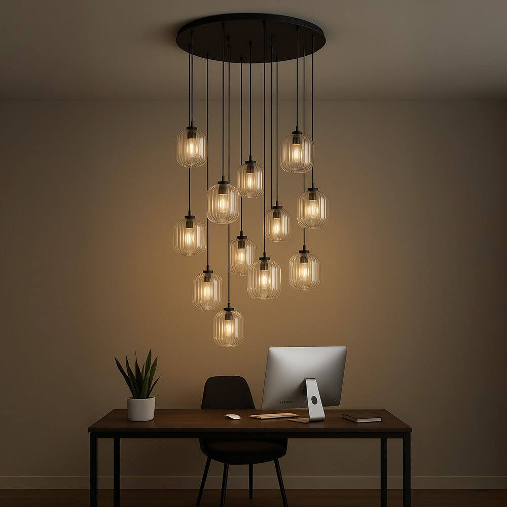 s.luce Velo 12-flammige Galerieleuchte Ø 80cm Baldachin Ø 20cm mit stilvollem Licht über einem Tisch.