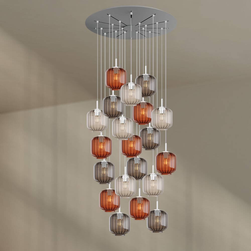 s.luce Velo Galerieleuchte 20-flammig Ø 120cm Baldachin Ø 20cm mit bunten Glas-Pendelleuchten.