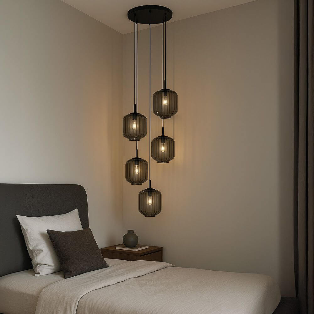 s.luce Velo Galerie-Hängelampe 5-flammig Ø 60cm Baldachin Ø 25cm in einem modernen Schlafzimmer.