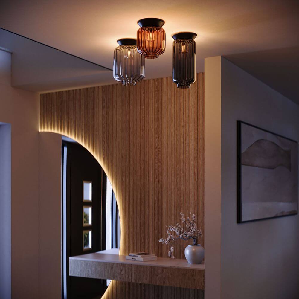 s.luce Velo Glas-Deckenleuchte E27 in eleganten Farben über moderner Holzvertäfelung.