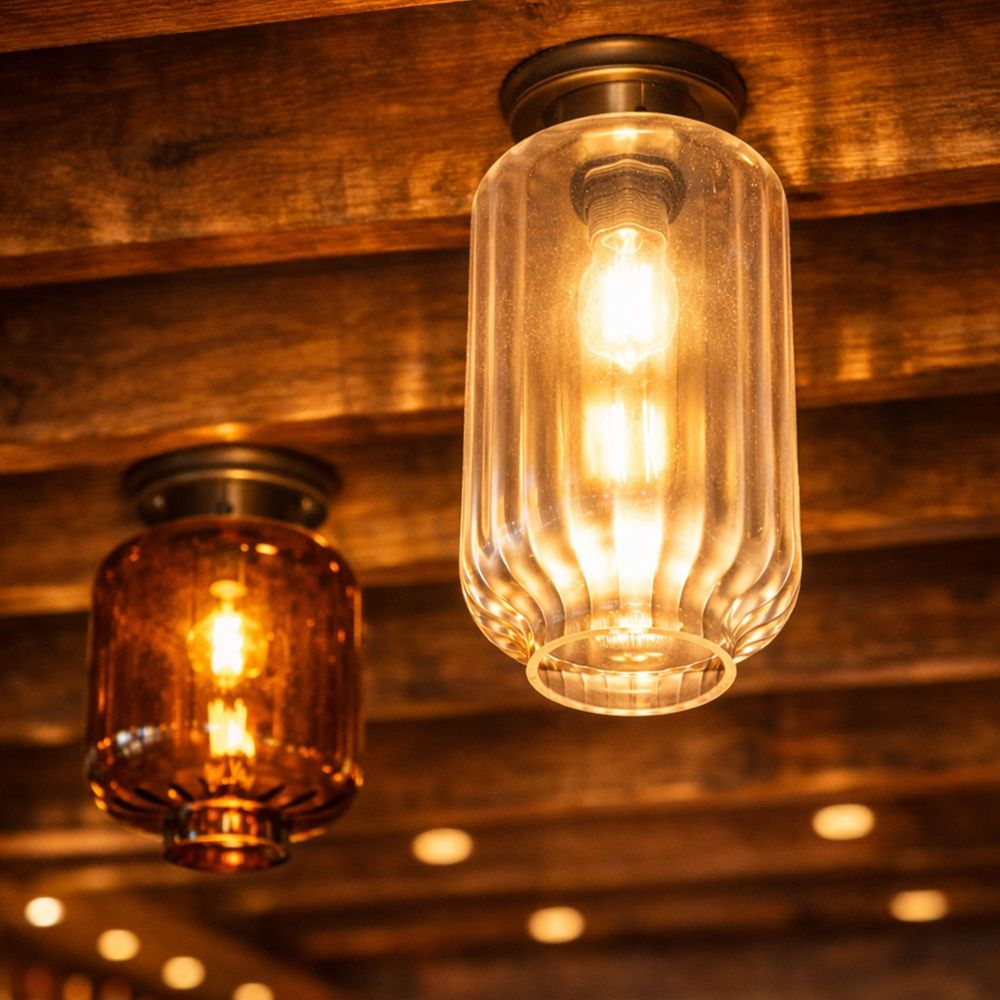 s.luce Velo Glas-Deckenleuchte E27 in klarem und rauchfarbigem Glas unter Holzdecke.