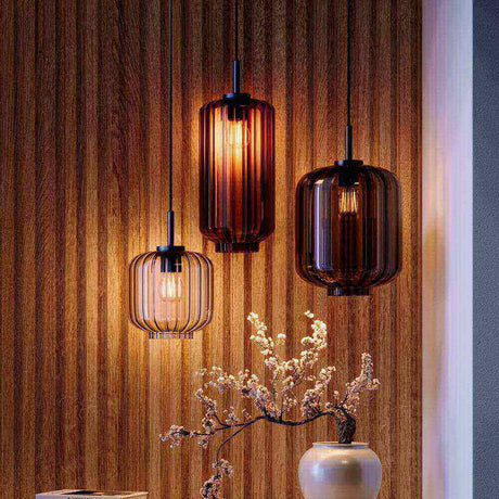 Stilvolle Hängeleuchten in verschiedenen Formen vor einer Holzwand mit modernen Akzenten.