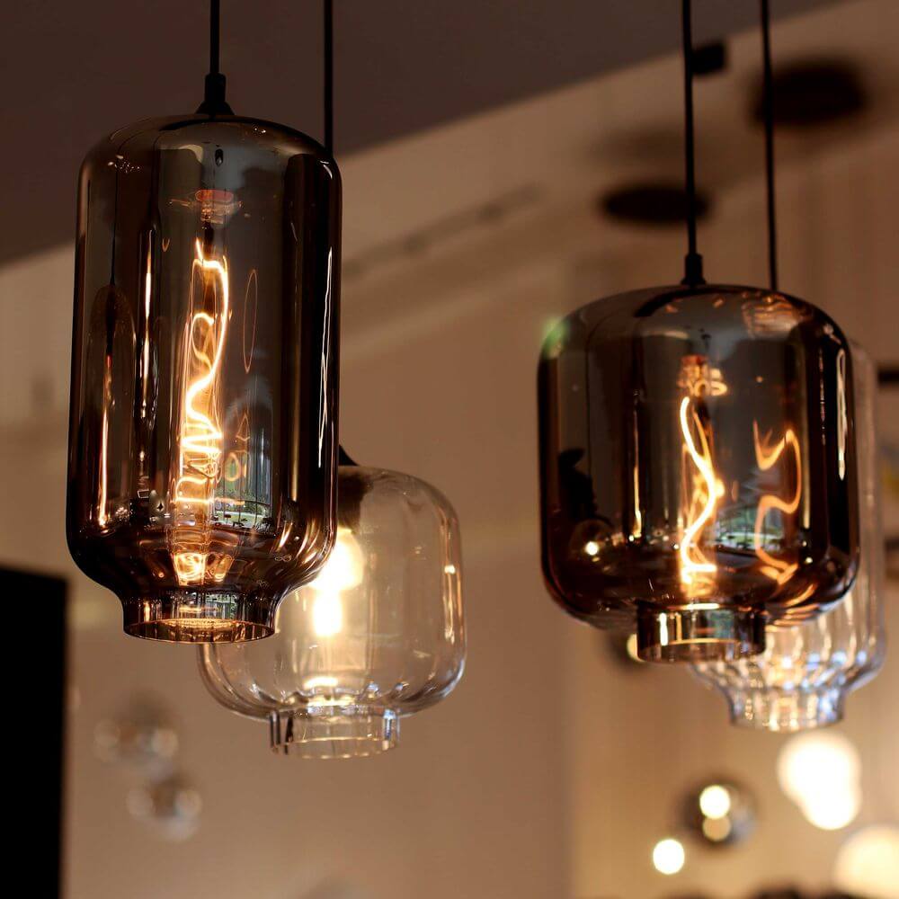 s.luce Velo Glas-Pendelleuchte Aufhängung 150cm Schwarz mit eleganten Glaskörpern in Rauch und Klar.