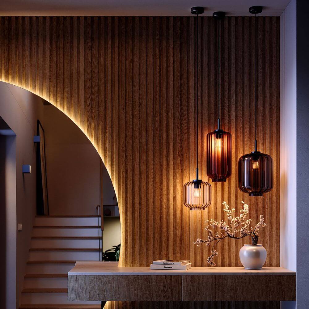 s.luce Velo Glas-Pendelleuchte Aufhängung 150cm Weiß in stilvollem Innenraum mit Holzverkleidung und Pflanzen.