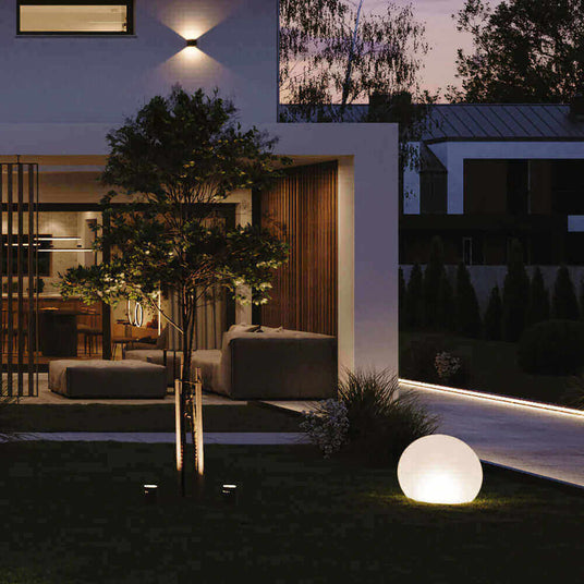 Moderne Terrasse mit stimmungsvollem Licht und Sitzbereich, ideal für entspannte Abende im Freien.