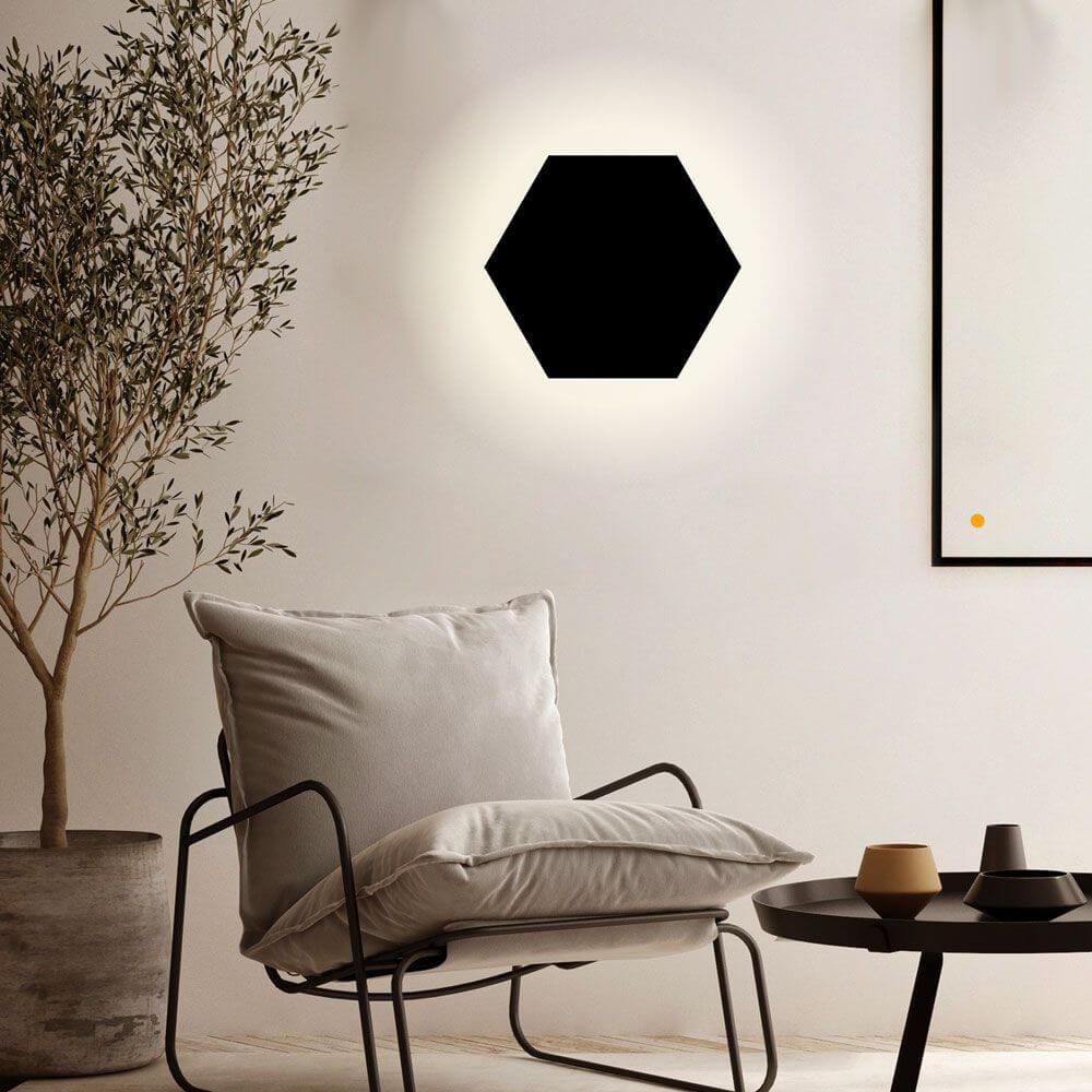 s.luce Hive indirekte LED Wandleuchte in moderner hexagonaler Form an einer stilvollen Wand