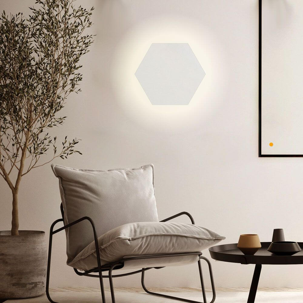 s.luce Hive indirekte LED Wandleuchte in hexagonaler Form an einer modernen Wand.