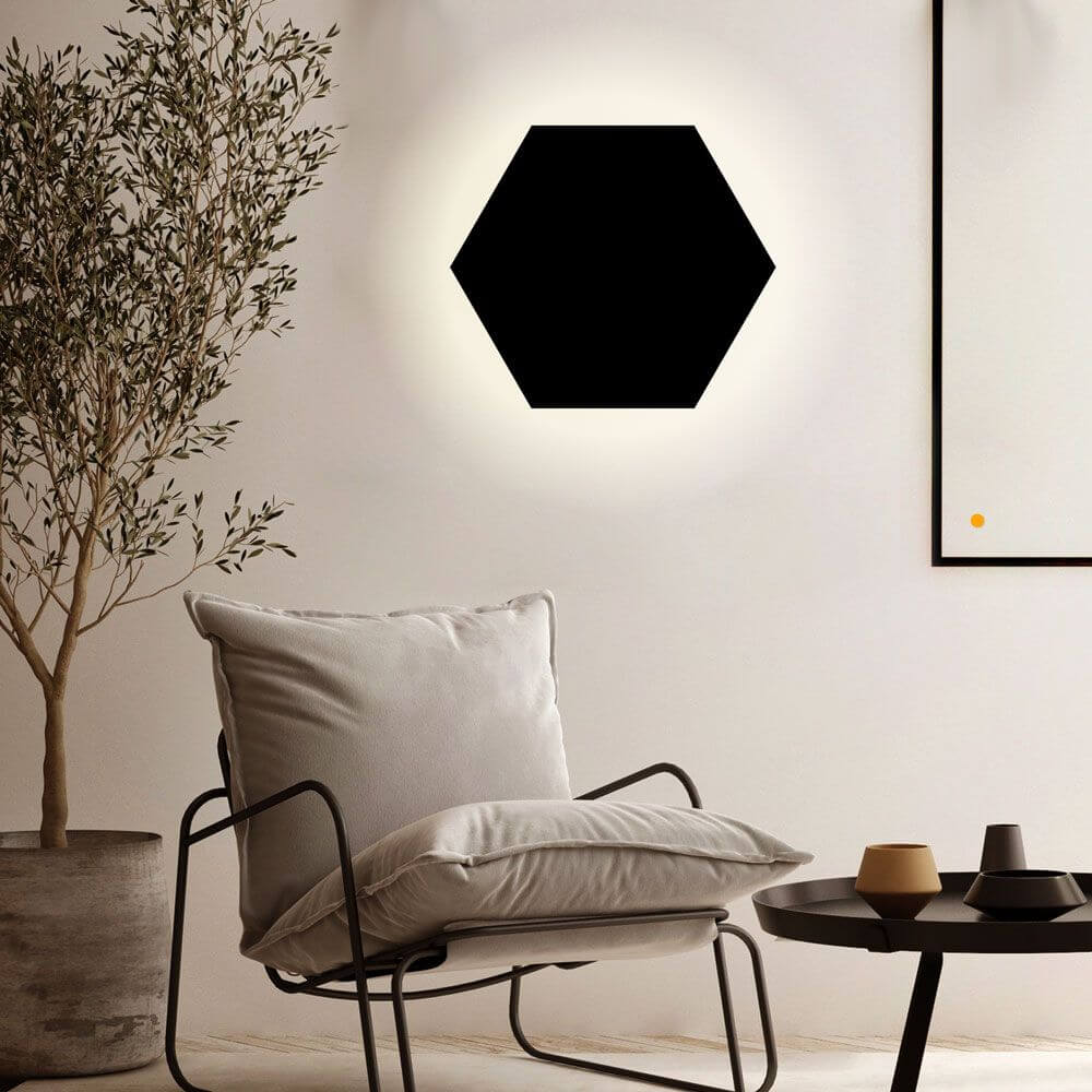 s.luce Hive Wandleuchte in Hexagon-Form, moderne indirekte Beleuchtung in stilvollem Ambiente.