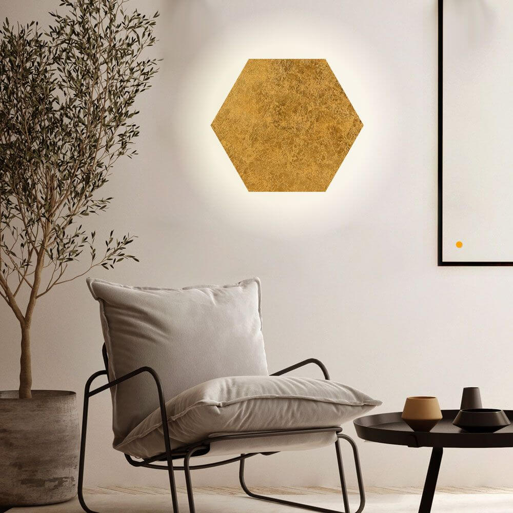 s.luce Hive indirekte LED Wandleuchte in hexagonaler Form im modernen Raum mit gemütlicher Sitzecke