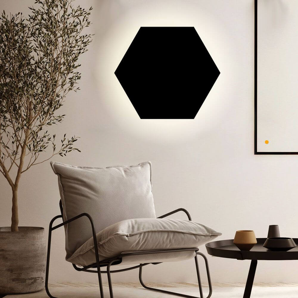 s.luce Hive indirekte LED Wandleuchte in hexagonaler Form, stilvoll illuminiert im modernen Wohnraum.