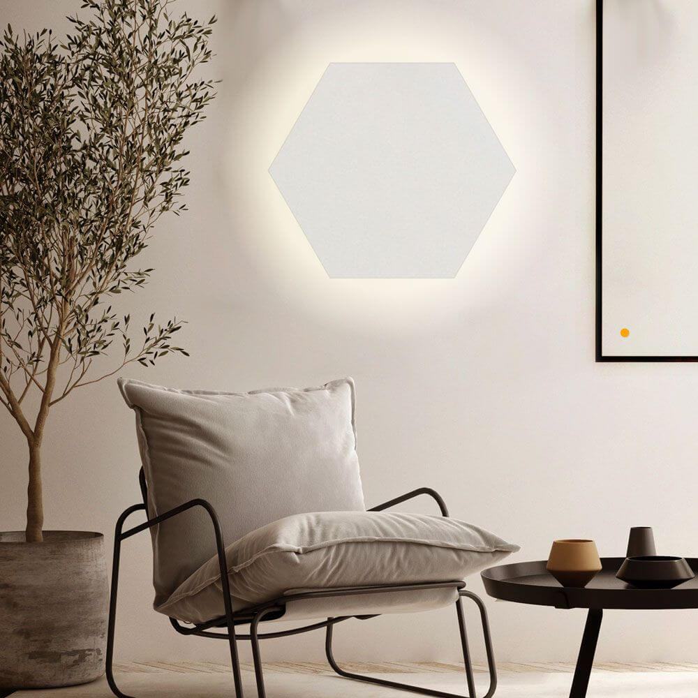 s.luce Hive indirekte LED Wandleuchte in hexagonaler Form an einer modernen Wand.