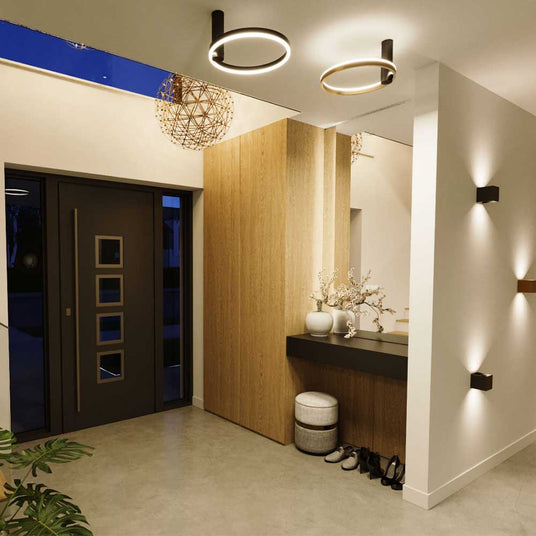 Modernes Entrée mit Holzdetails, stilvollen Leuchten und minimalistischer Deko in neutralen Farben.
