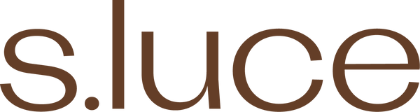 Logo von s.luce in stilvoller Schriftart, repräsentiert kreative Designs und moderne Ästhetik.