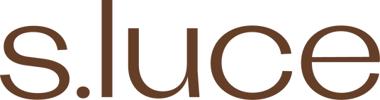 Logo von s.luce in stilvoller Schriftart, repräsentiert kreative Designs und moderne Ästhetik.