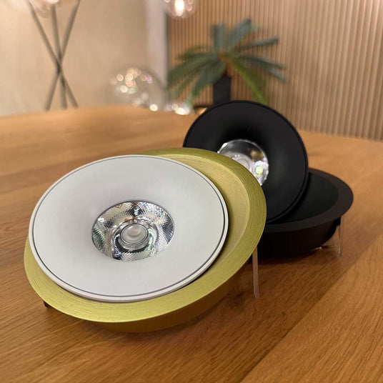 Moderne LED-Deckenleuchten in Schwarz und Gold, ideal für stilvolle Innenraumgestaltung.