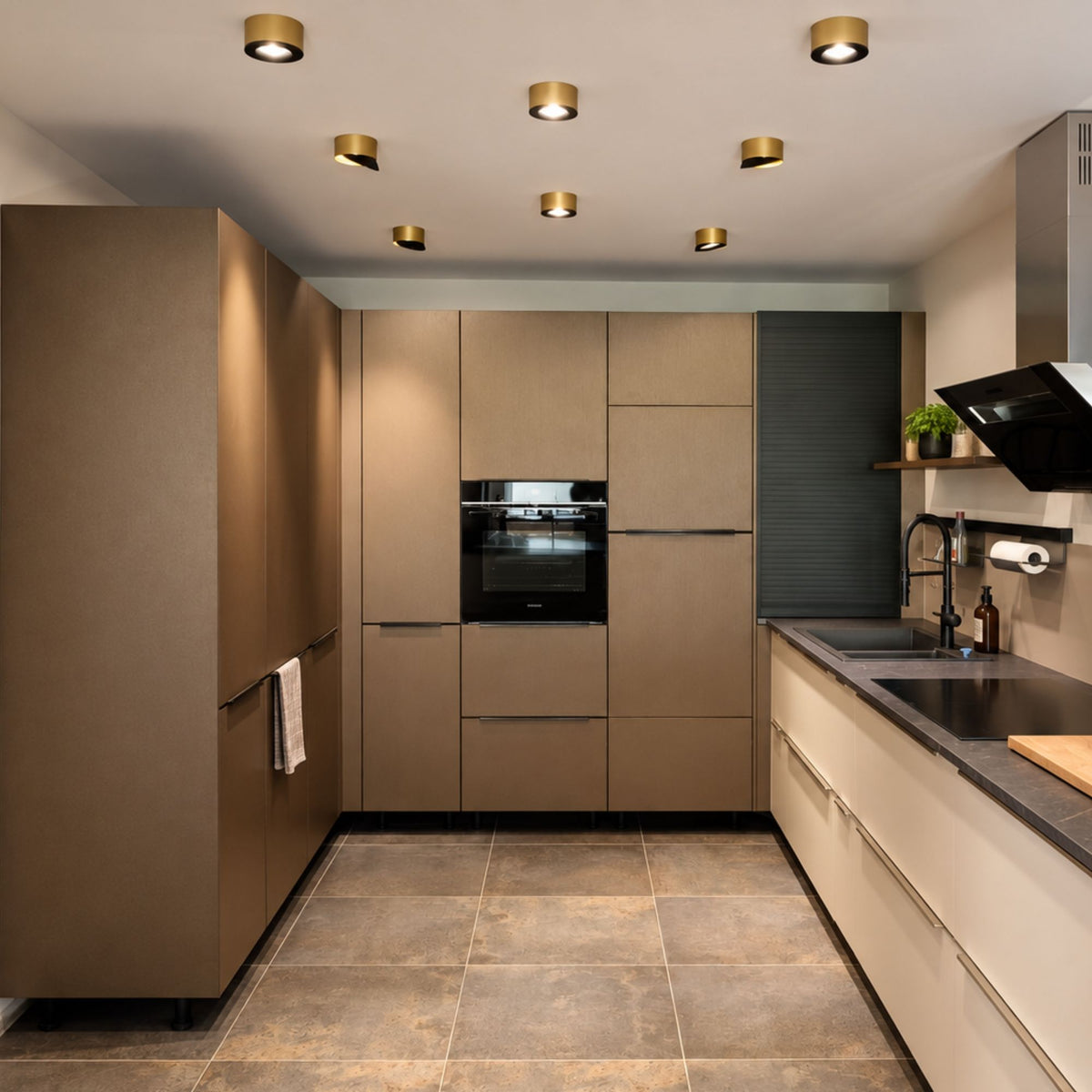 s.luce Santa Neo LED-Deckenstrahler schwenkbar & dimmbar in moderner Küche, goldfarben, gezielte Lichtakzente