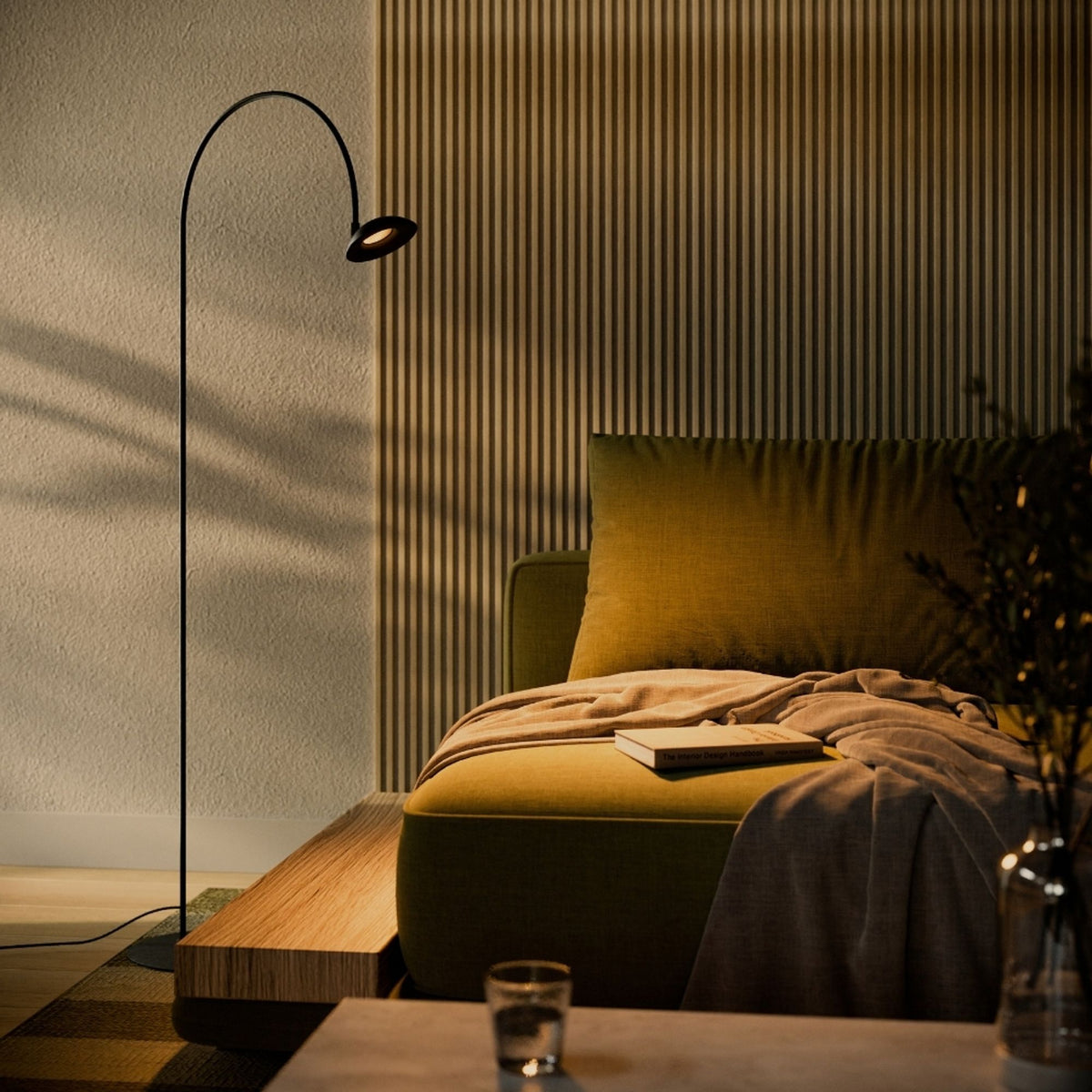 s.luce Santa Neo Stehlampe 130cm in Schwarz als elegante Bogenlampe für stimmungsvolles Wohnen im Schlafzimmer