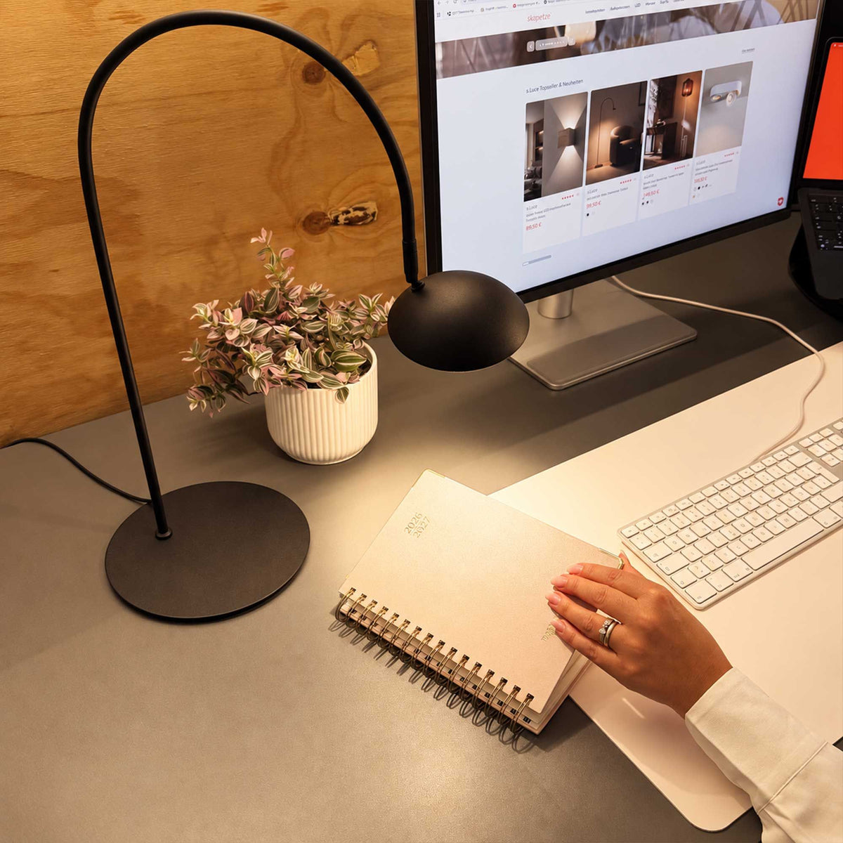 s.luce Santa Neo Tischlampe auf modernem Schreibtisch mit sanftem Licht und minimalistischem Design