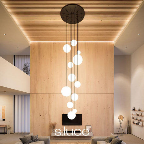 skapetze® Visualisierung Mehrfach-Pendelleuchte im modernen Wohnraum mit Holzverkleidung und eleganter Beleuchtung.
