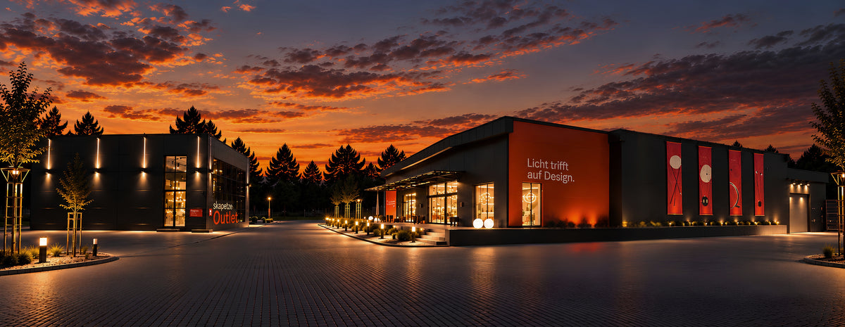 Moderner Designer-Showroom bei Sonnenuntergang mit stilvoller Außenbeleuchtung und Design-Fassade