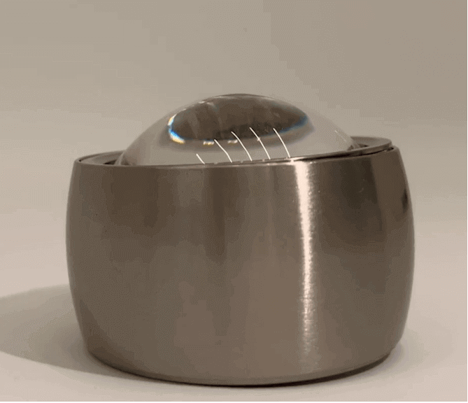 Moderner runder Objektträger aus Metall mit kuppelartigem Glasdeckel.