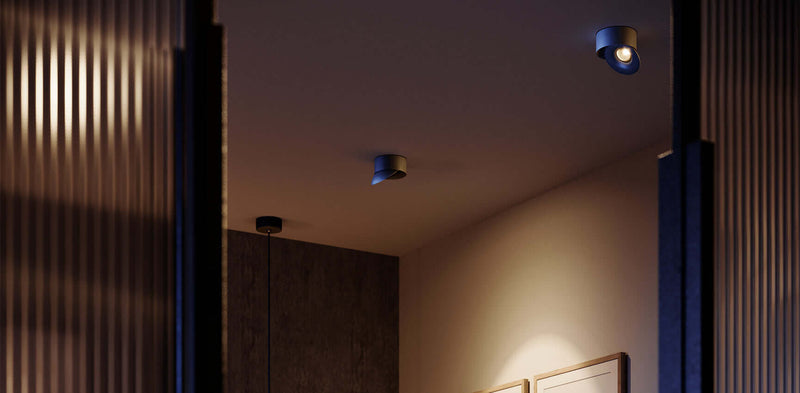 Moderne Deckenbeleuchtung in einem stilvollen Raum mit sanfter Stimmung.