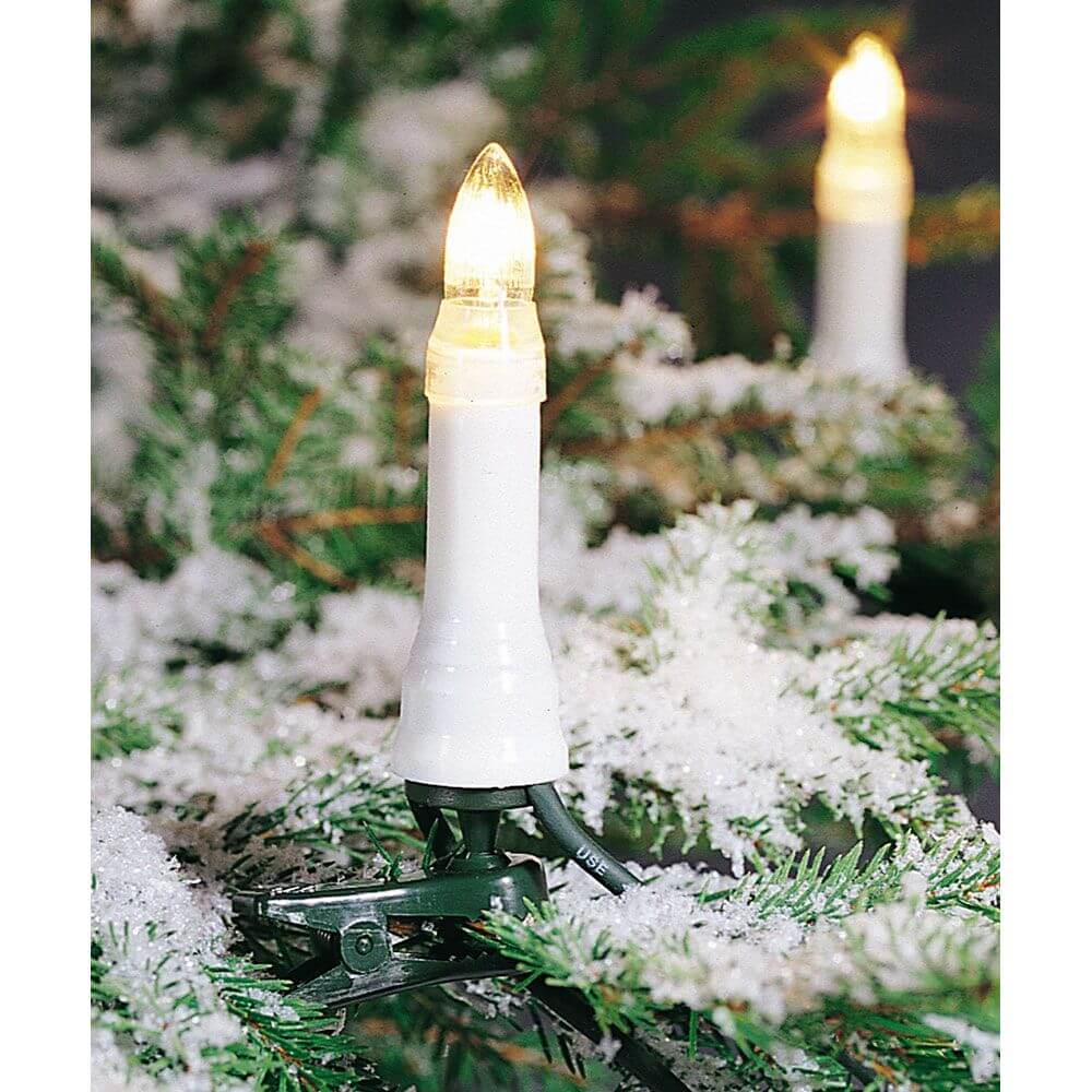 Baumkette Topbirnen teilbarer Stecker 35 klare Birnen IP44 auf einem Nadelbaum mit Schnee.