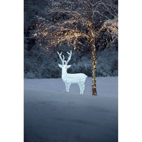 LED Acryl Rentier männlich 184 Kaltweiße Dioden IP44 vor winterlicher Kulisse mit Schnee.