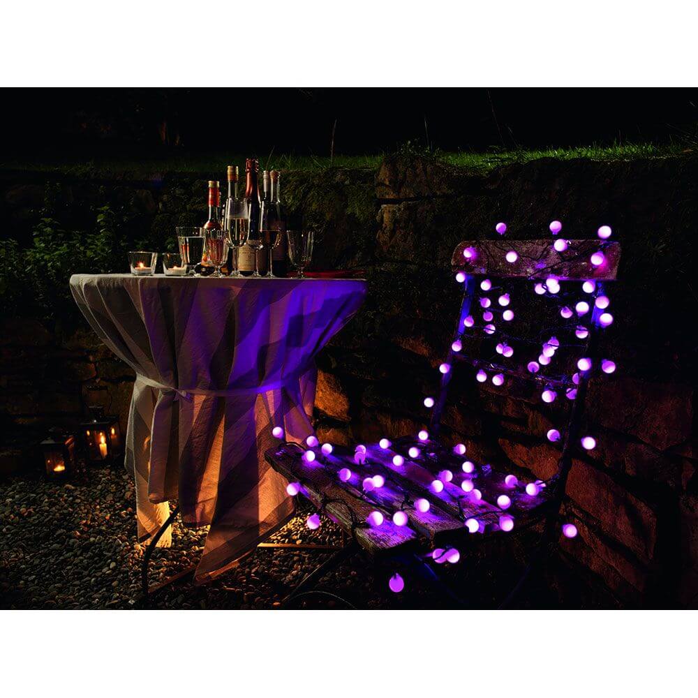 LED Globelichterkette große runde Dioden mit RGB Farbwechsel 80 RGB Dioden IP44 auf einem Tisch und Stuhl im Dunkeln.