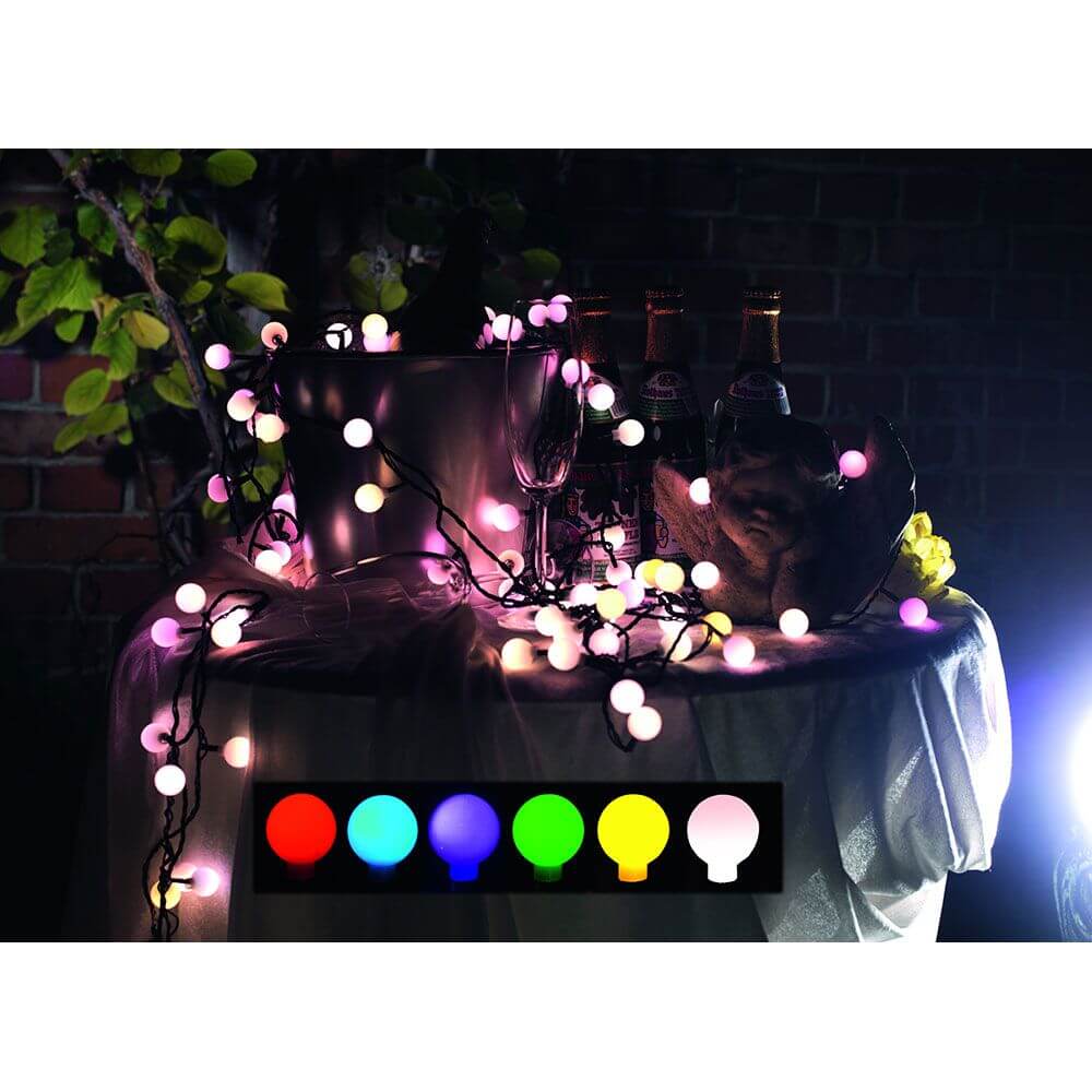 LED Globelichterkette große runde Dioden mit RGB Farbwechsel 80 RGB Dioden IP44 auf einem Tisch mit Gläsern und Flaschen.