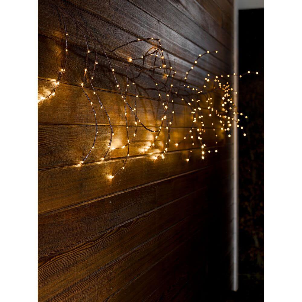 LED Dekoration variabel als Lichterkranz Lichtergirlande braun 240 Warmweiße Dioden IP44 an einer Holzwand