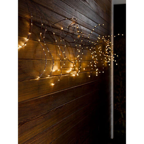 LED Dekoration variabel als Lichterkranz Lichtergirlande braun 240 Warmweiße Dioden IP44 an einer Holzwand