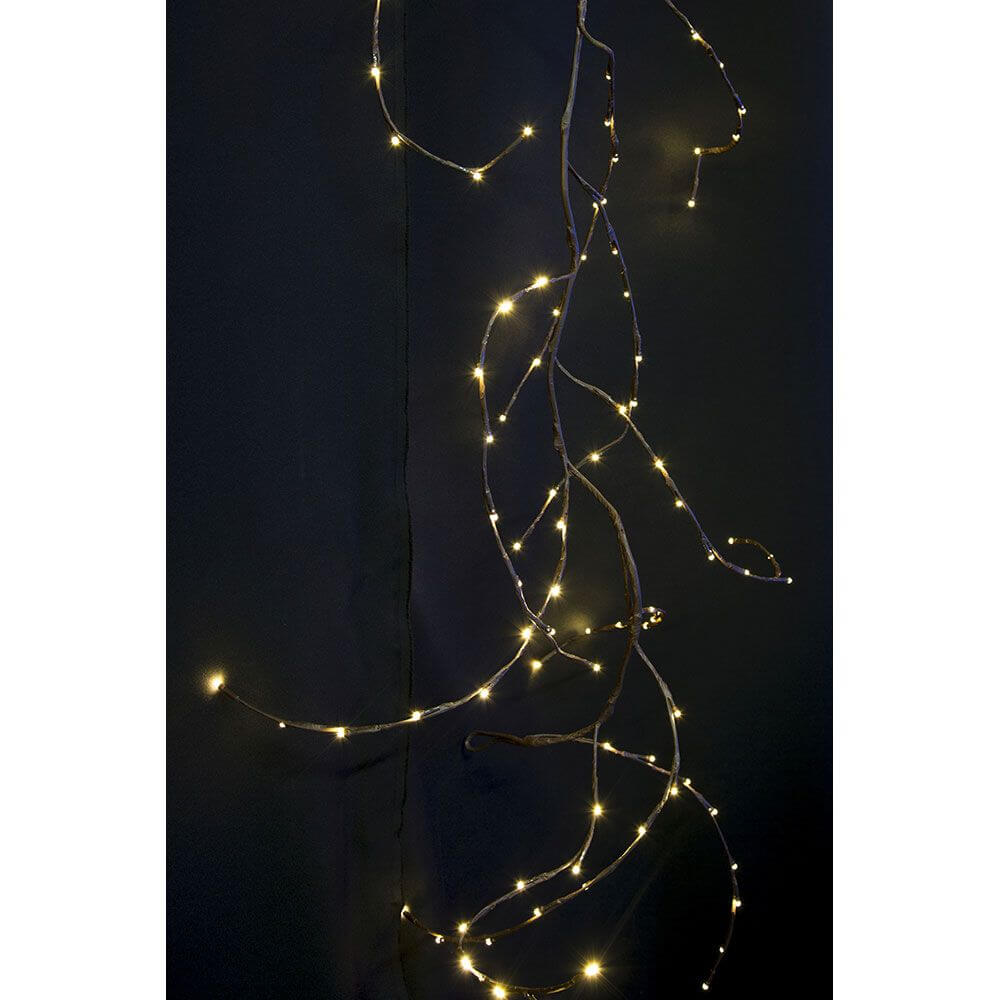 LED Dekoration variabel als Lichterkranz Lichtergirlande braun 240 Warmweiße Dioden IP44 bei Nacht leuchtend.