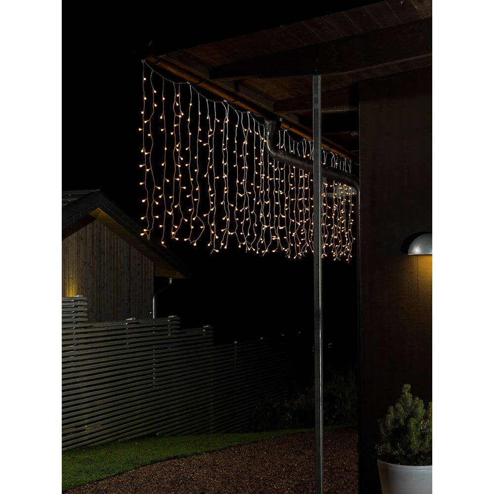 LED Lichtervorhang mit weißen Globes 400 Warmweiße Dioden IP44, leuchtende Winterdekoration für den Außenbereich.