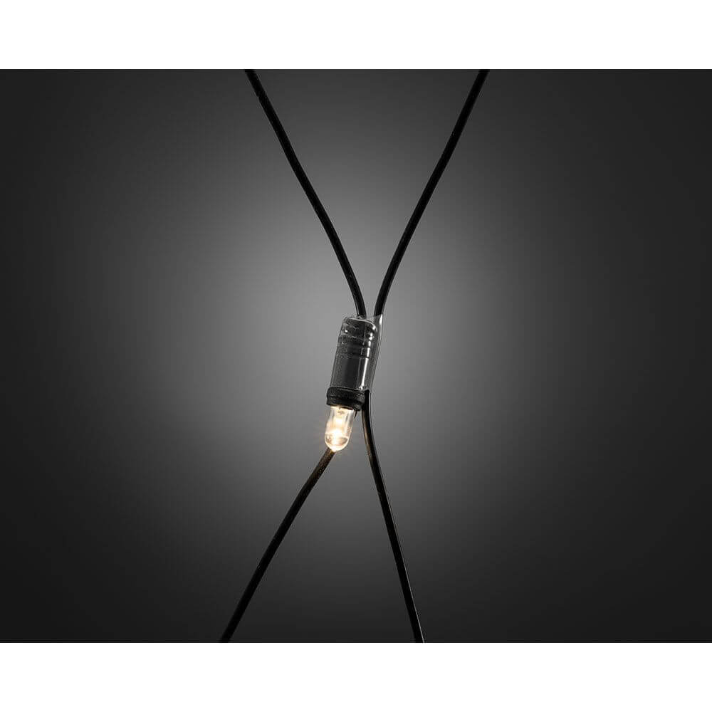 Maxi LED System Erweiterung Lichternetz 104 Dioden Warmweiß IP44 mit warm-weißer LED auf schwarzem Hintergrund.