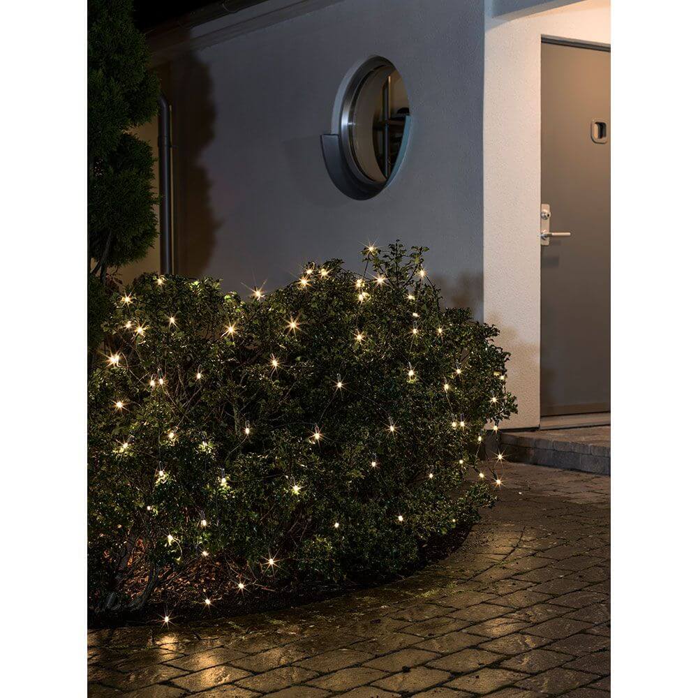 Beleuchteter Strauch mit warmweißen Dioden der Maxi LED System Basis-Set Lichternetz im Freien.