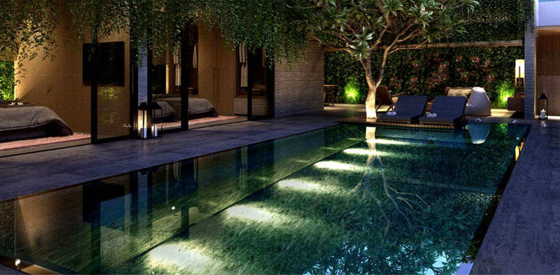 Luxuriöser Poolbereich mit Beleuchtung, angrenzend an moderne Schlafzimmer und üppigem Grün.