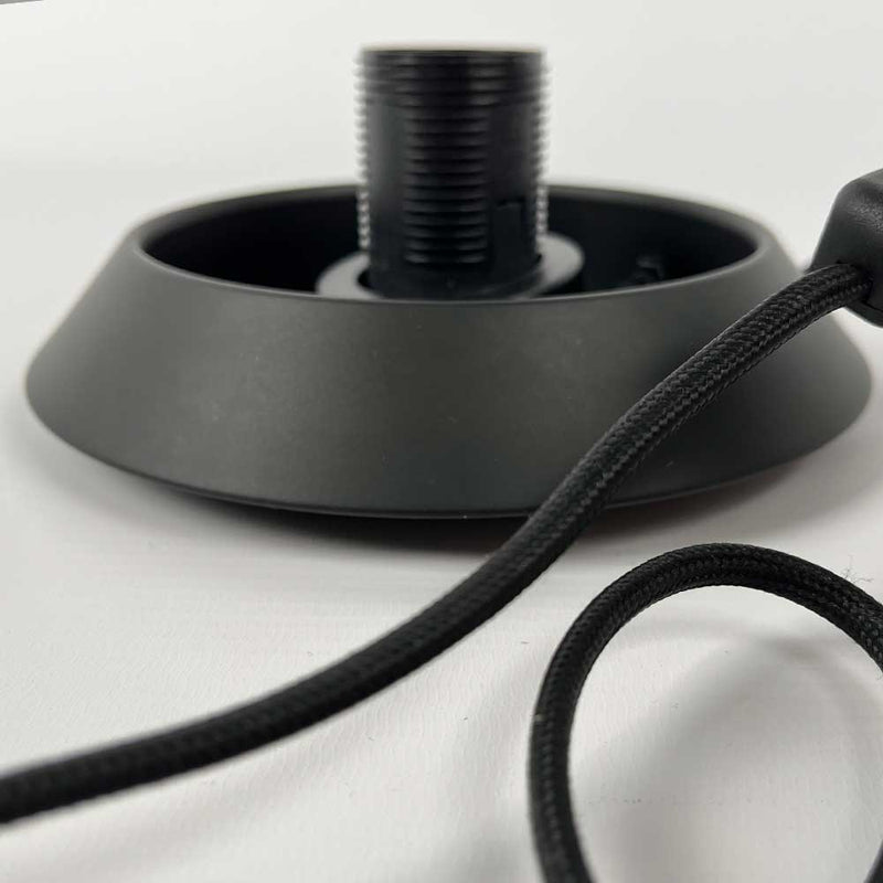 Schwarzer Lampenfuß mit Kabel und Schraubanschluss zur Montage, ideal für moderne Leuchten.