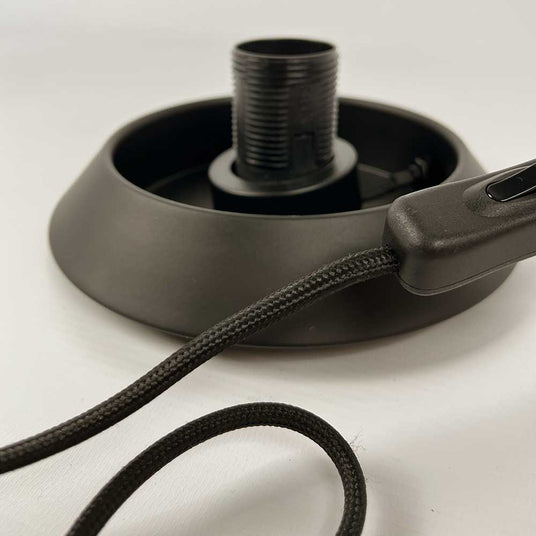 schwarze Lampenfassung mit Kabel und Stecker, ideal für DIY-Beleuchtungsprojekte.