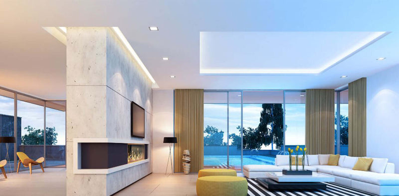 Modernes Wohnzimmer mit elegantem Design, großem Fenster und stilvoller Einrichtung in hellen Farben.