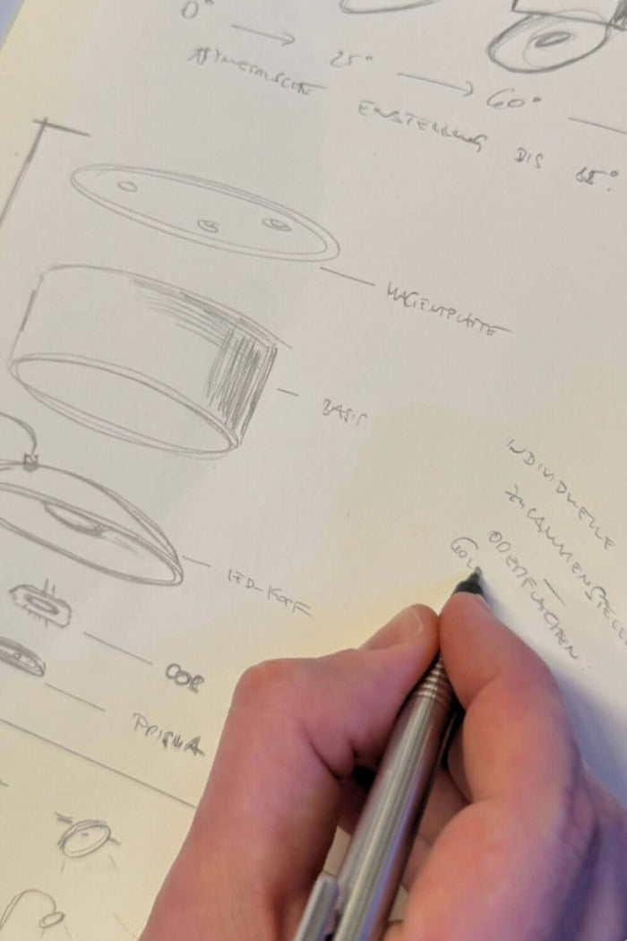 Hand skizziert Entwurf von leuchtenden Objekten mit Notizen auf Papier. Kreativer Prozess für s.luce Designs.