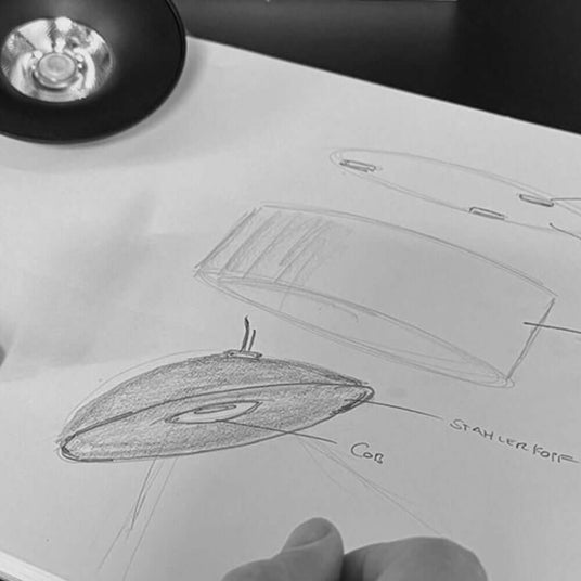 Skizze eines modernen Leuchtens, zeigt Entwurf und Details zum Stahlkopf und Design.