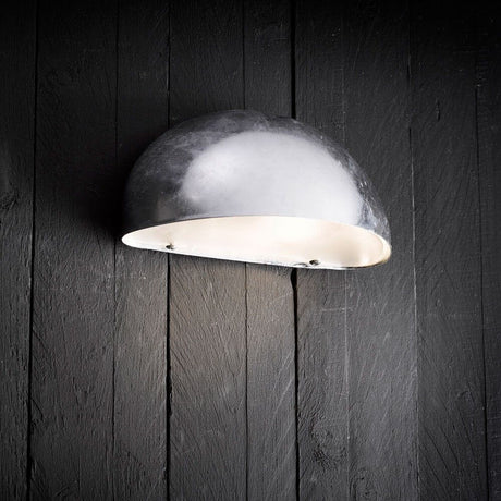 Scorpius utomhusvägglampa zink monterad på en trävägg, modern design med högkvalitativt ljus.