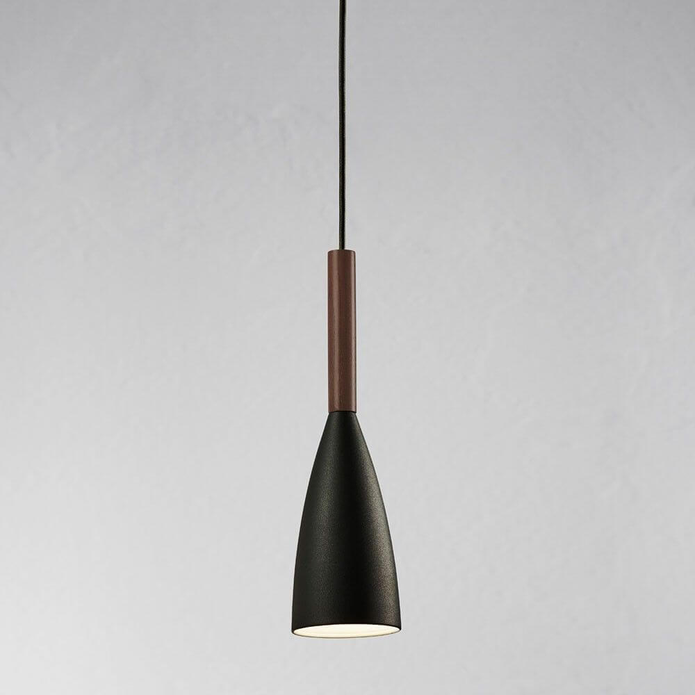 Pendelleuchte Pure Schwarz, Walnuss - moderne Lampe mit schwarzem Metall und Walnuss-Holz.