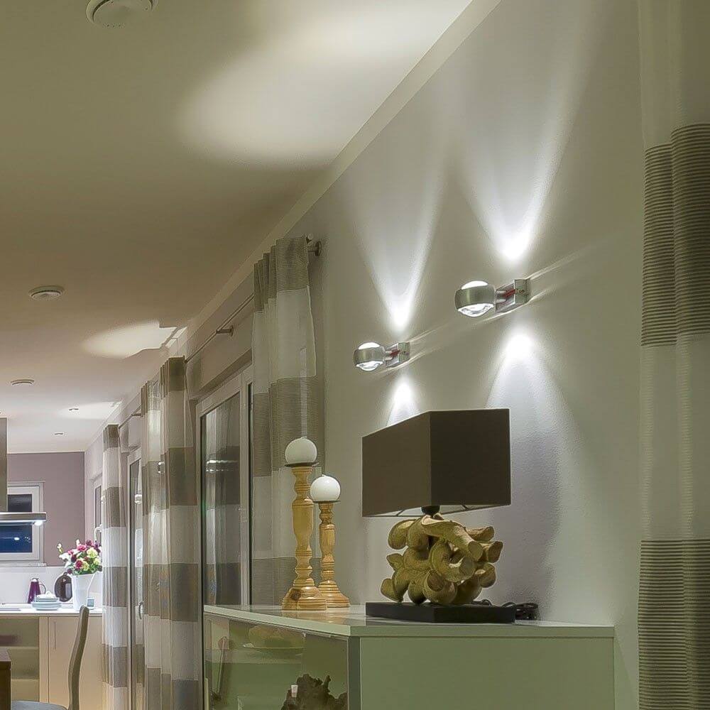 s.luce Farbfilter Multicolor passend zu Beam an einer stilvollen Wandbeleuchtung.