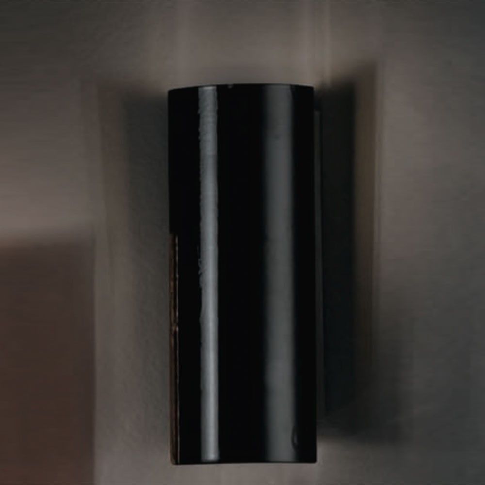 Capsula Wandleuchte 2-flammig Schlagmetall Kupfer an einer Wand installiert.