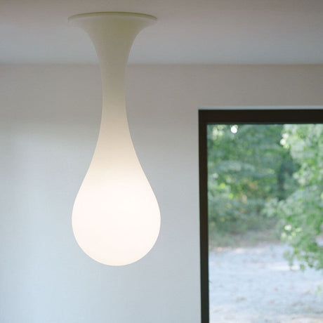 Drop-1L taklampa 100 cm Liquid-Light vit i interiör, modern design och mjuk ljuskomposition.